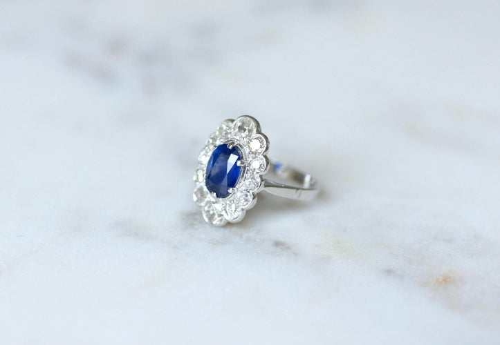 Bague Marguerite Art Déco en Or Blanc, Platine, Saphir Ceylan et Diamants 58 Facettes