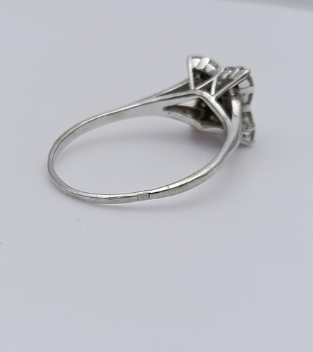 Zabytkowy pierścionek kwadratowy z białego złota 18k i diamentów 58 Facettes