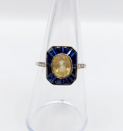 Bague 53.5 Bague Art Déco or blanc, saphir jaune naturel, saphirs calibrés synthétiques et diamants taille roses (circa 1930) 58 Facettes A05730