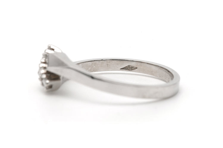 Bague 51 Bague contemporaine sertie de diamants taille brillant en or blanc 18 carats 58 Facettes 23339