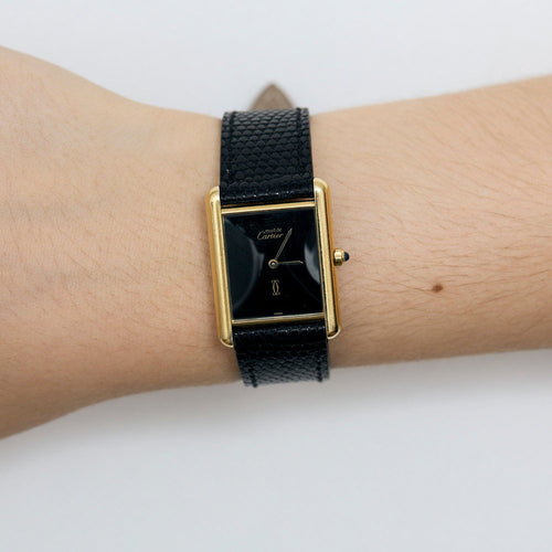 Montre Cartier - Montre Modèle "Tank Must" en argent, plaqué or et cadran noir. 58 Facettes