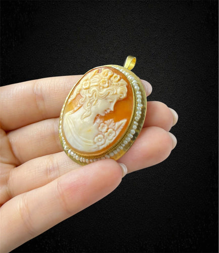 Ciondolo in oro giallo con cammeo e microperle, produzione italiana anni ’60 58 Facettes