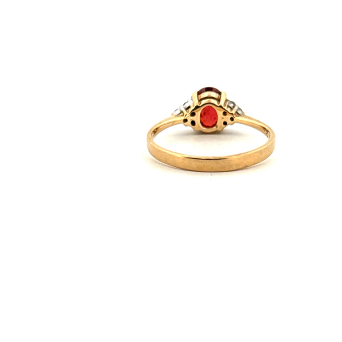 Ring aus Gelbgold mit Rubin und Diamant