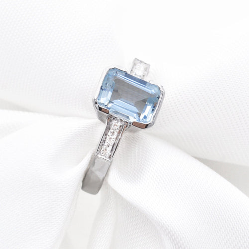 Bague Bague en or blanc avec aigue-marine et diamants 58 Facettes