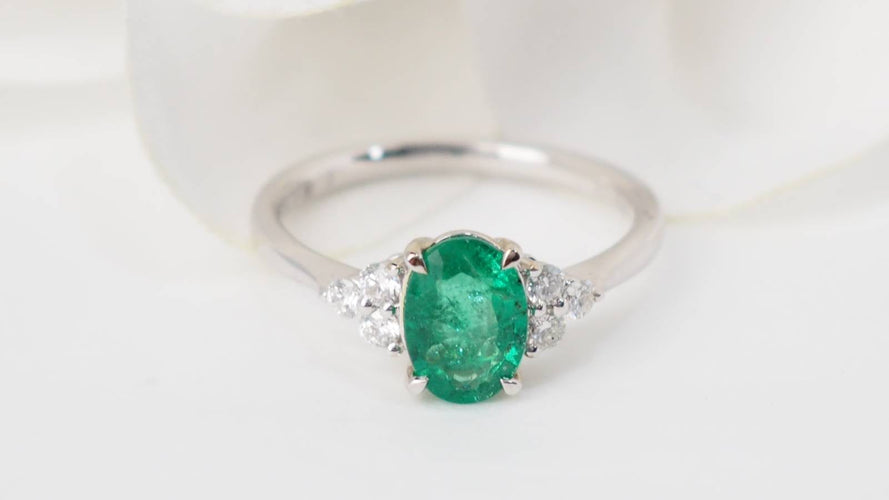 Bague 53.5 Bague en or blanc, émeraude ovale et diamants 58 Facettes 32943