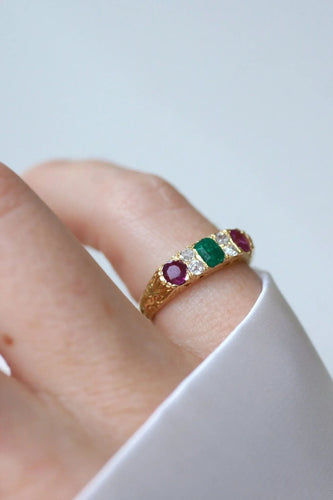 Bague 49 Bague jarretière or jaune émeraudes rubis et diamants 58 Facettes