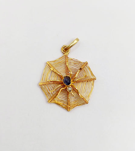 Pendentif vintage or jaune araignée sur sa toile, pierre bleue et perle 58 Facettes A06223