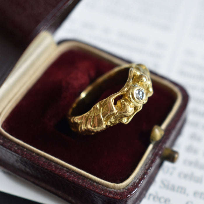 Anillo Art Nouveau con decoración de oro y diamantes para mujer.