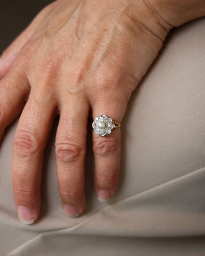 Bague 46 Bague Marguerite Or jaune, Perle et Diamants 58 Facettes A11581
