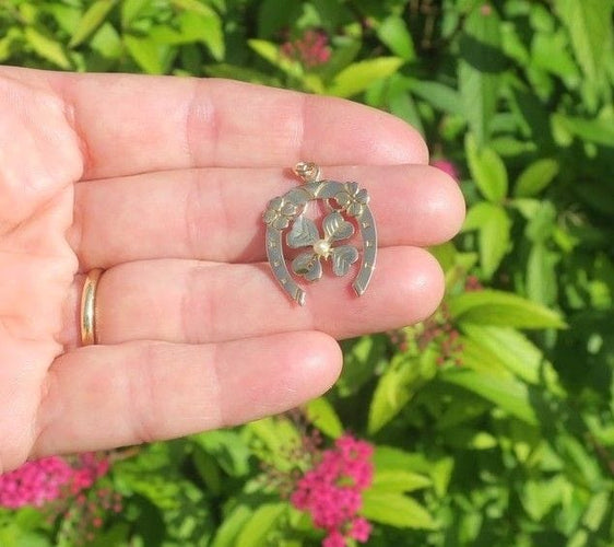 Přívěsek pro štěstí v secesním stylu