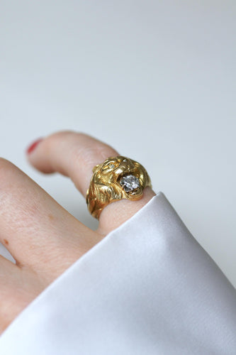 Bague 48 Bague Chevalière Lion or jaune et diamants 58 Facettes