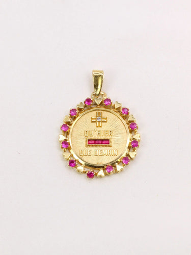 Pendentif AUGIS - Médaille Amour entourage coeur rubis Plus qu’hier moins que demain or jaune diamant rubis 58 Facettes J465