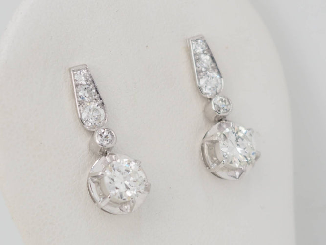 Boucles d'oreilles Paire de dormeuses anciennes en or blanc et diamants 58 Facettes 32108