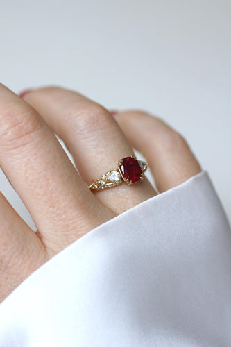 Bague 54 Bague or jaune, rubis et diamant poire 58 Facettes