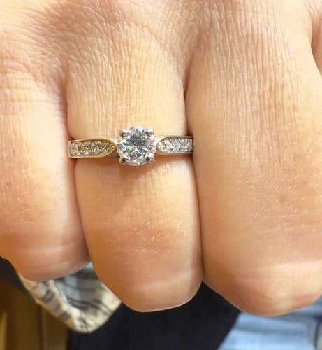 Bague 54 Solitaire en or blanc et diamants 58 Facettes