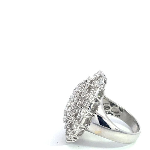 Bague Bague en or blanc et diamants 58 Facettes UN0131