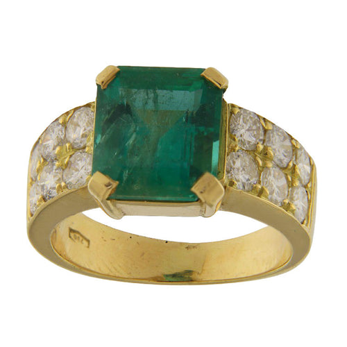 Prsten ze žlutého zlata se smaragdem o hmotnosti 4,54 karátu a diamanty 