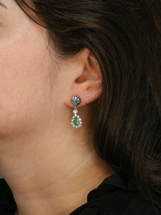 Boucles d'oreilles Boucles d'oreilles pendantes or blanc émeraudes diamants 58 Facettes 1019.3