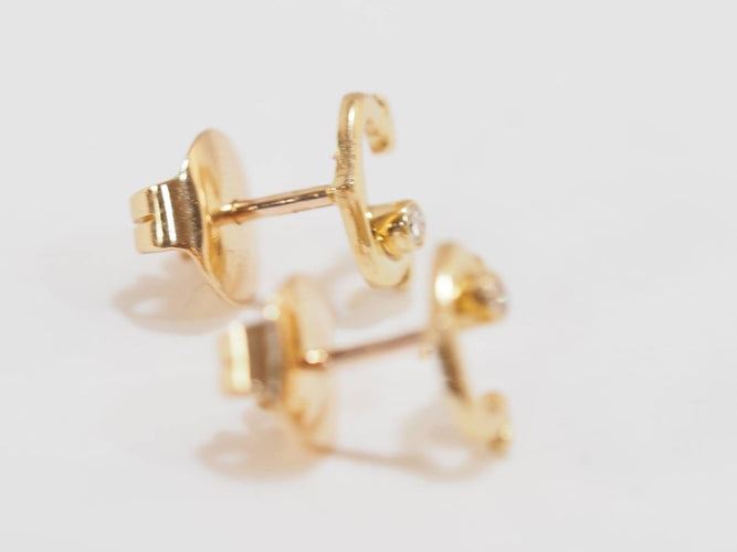 Boucles d'oreilles Boucles d'oreilles Puces Cartier C en or jaune et diamants 58 Facettes 33295