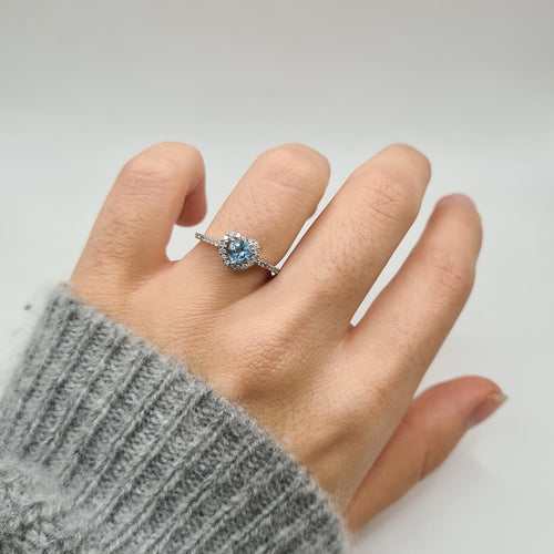 Bague 52 Bague cœur or blanc sertie d’une topaze bleue et diamants 58 Facettes