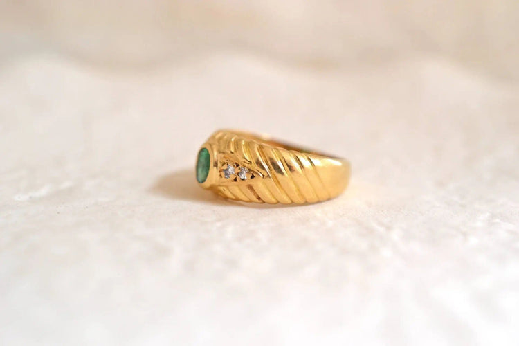 Bague 48.5 Bague Émeraude Diamants décor godronné 58 Facettes 3468