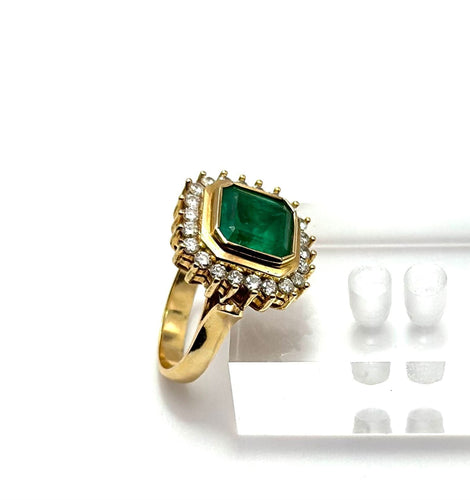 Bague Bague en or jaune ornée d'une grande émeraude naturelle et de diamants 58 Facettes 50418
