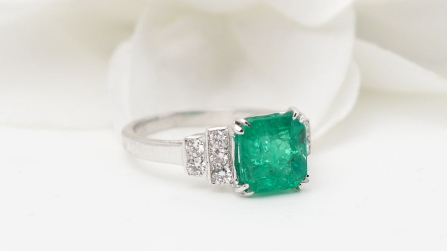 Bague 50 Bague en or blanc, émeraude de Colombie et diamants 58 Facettes 32633