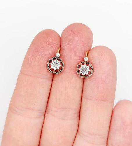 Boucles d'oreilles Dormeuses antique or jaune 18k diamants taille rose et sertis fleurs de lys (circa 1900) 58 Facettes A06162