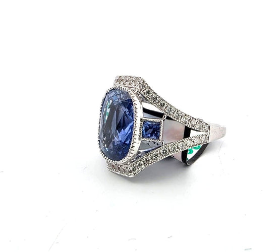 Bague 52 Bague princière en or blanc 18 carats avec un saphir de Ceylan certifié au centre, des saphirs latéraux et des diamants 58 Facettes