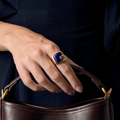 Modernistinen sormus kelta- ja valkokullasta sekä lapis-latsulista 