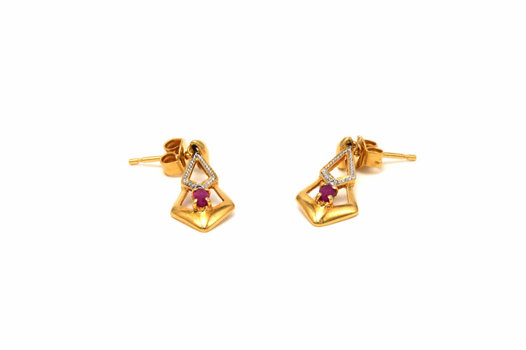 Boucles d'oreilles Boucles d'oreilles contemporaines en or jaune, serties de diamants et de rubis 58 Facettes 18367