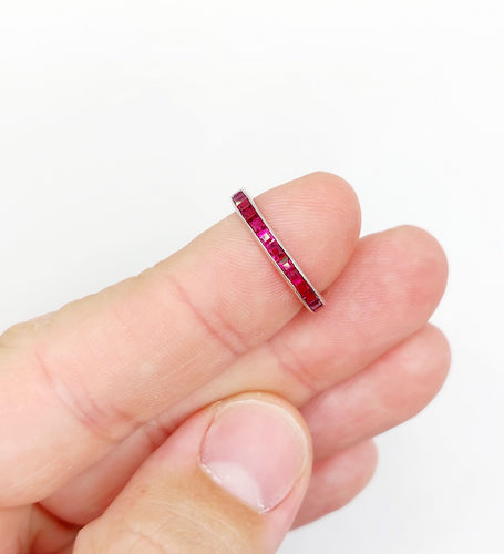 Bague 51 Alliance américaine art déco en or blanc et rubis calibrés synthétiques 58 Facettes A05493