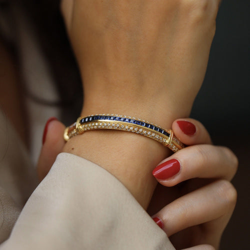 Bracelet Bracelet Jonc Ouvrant Or Jaune 18k – Saphirs Calibrés 1.0 ct et Diamants 2.50 cts – Années 1990 58 Facettes FB10815