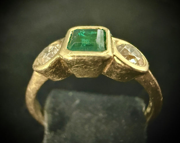 Bague 54 Bague en or jaune sertie d'une émeraude et deux brillants 58 Facettes