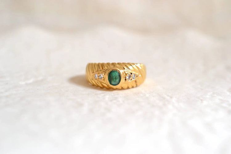 Bague 48.5 Bague Émeraude Diamants décor godronné 58 Facettes 3468