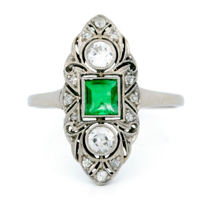 Anello a forma di marquise in platino con smeraldo e diamanti
