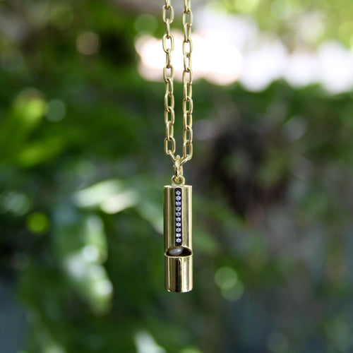 Collier Sifflet Signature en or 18 carats avec ligne sertie de diamants 58 Facettes A2003S