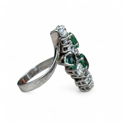 Bague 55 Bague or blanc, émeraudes diamants 58 Facettes 235