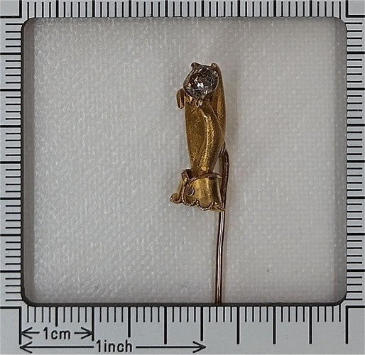 Montre Épingle à cravate romantique victorienne en or, ornée d'une main sculptée tenant un diamant taille rose 58 Facettes 25321-0203