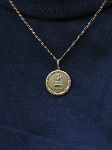Pendentif Médaille Augis ronde couronne de laurier Plus qu’hier moins que demain or jaune diamant rubis 58 Facettes 678