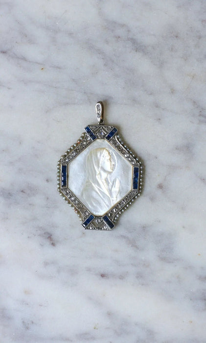 Medalla Art Deco Virgen Marie Nácar, Zafiros, Diamantes y Perlas