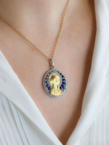 Pendentif VERNON Médaille Art Nouveau émail plique-à-jour or jaune diamants 58 Facettes 1153.9