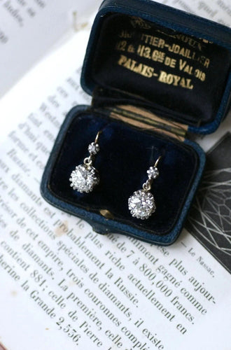 Boucles d'oreilles Dormeuses Diamants 2,45 Cts sur Or et Platine 58 Facettes