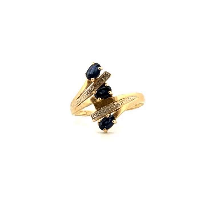 Yellow gold trilogy ring with sapphires