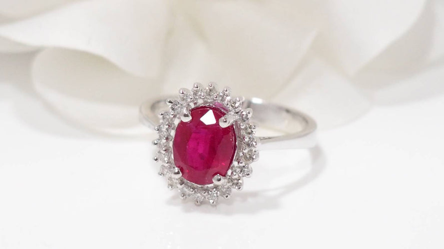 Bague 59.5 Bague marguerite en or blanc, rubis et diamants 58 Facettes 4833