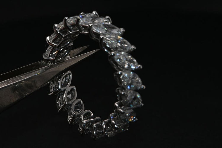 Bague 54 Bague De Fiançailles En Or Blanc Ornée De Diamants 58 Facettes