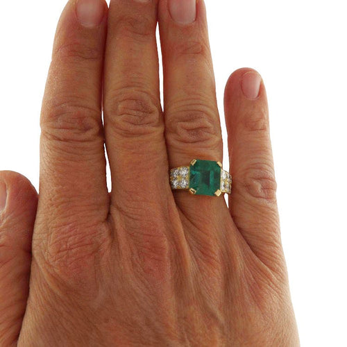 Prsten ze žlutého zlata se smaragdem o hmotnosti 4,54 karátu a diamanty 