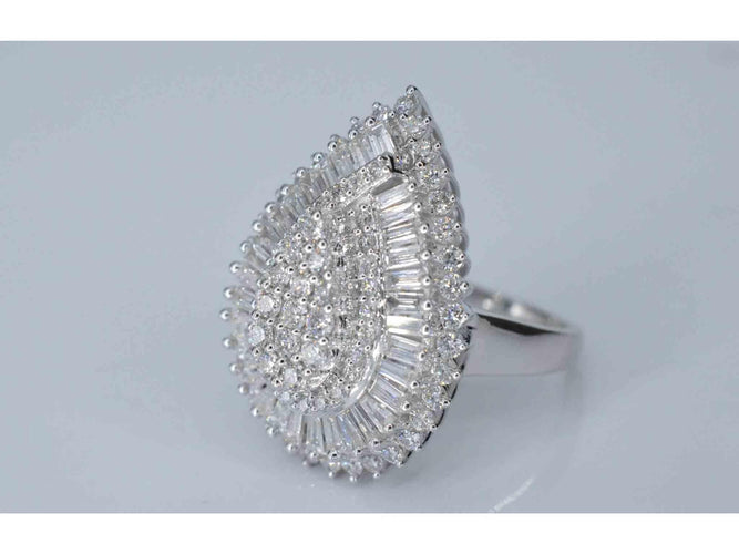 Bague 54 Bague entourage exclusive en or blanc en forme de larme avec diamants 58 Facettes 2039
