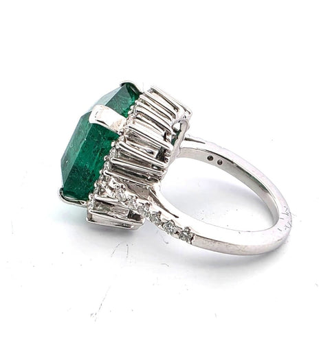 Bague 48 Bague en or blanc avec émeraudes et diamants 58 Facettes