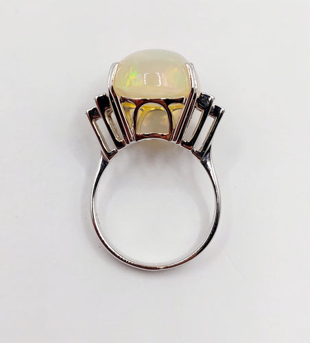 Bague cocktail vintage or blanc, opale cabochon 9,50 carats et diamants baguettes 58 Facettes A05976